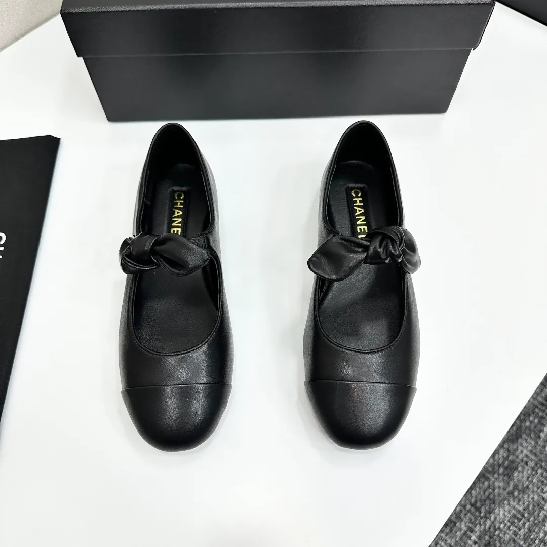💕💕Factory direct selling price p480💕💕 Chanel 25C Early Spring Mary Jane Shoes Series This season’s shoes are all great! The pure black Mary Jane is very comfortable on the feet and the upper leather is also very soft, so you don’t have to worry about rubbing your feet. The bunny ears are also very cute, and the black and white color matching and black fabric cover are very nice. Upper cowhide, inner sheepskin, leather outsole Size: 35-39 40/41 customized